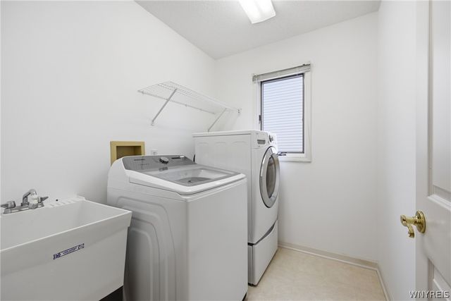 84 South Castlerock Lane, Amherst, NY 14051