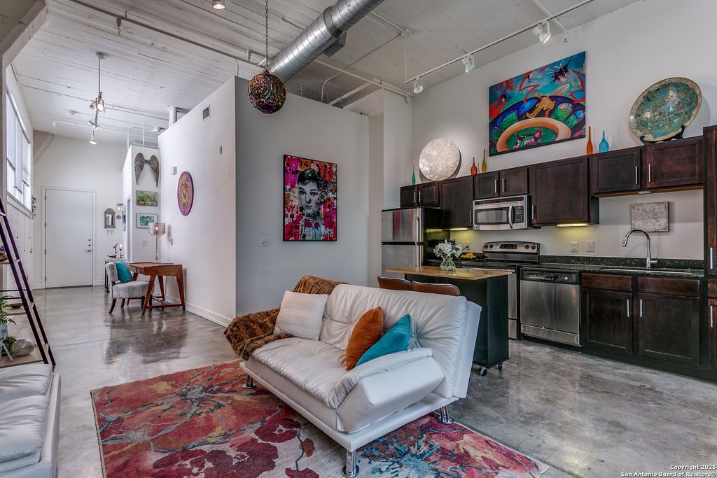 1401 S Flores St Apt 212, San Antonio, TX 78204