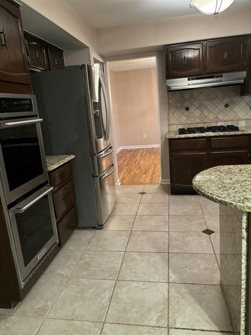 26256 Meadowbrook Way, Lathrup Village, MI 48076