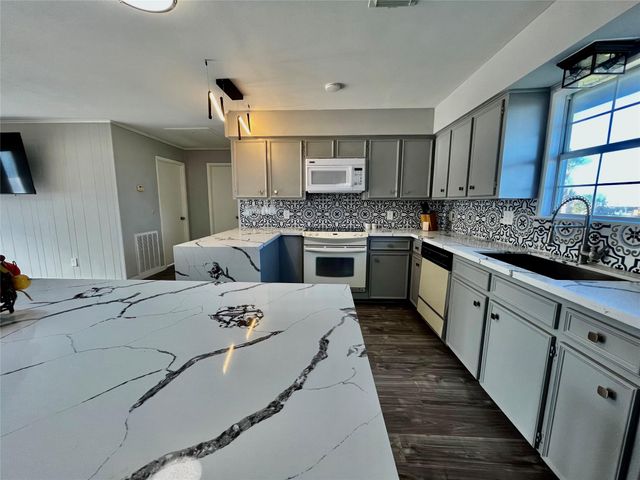 610 Seashell Drive, Surfside Beach, TX 77541