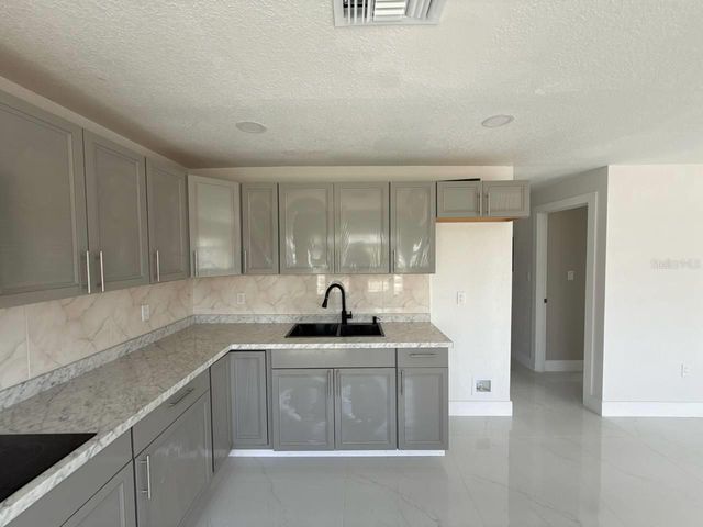 7211 N HIMES AVENUE, Tampa, FL 33614