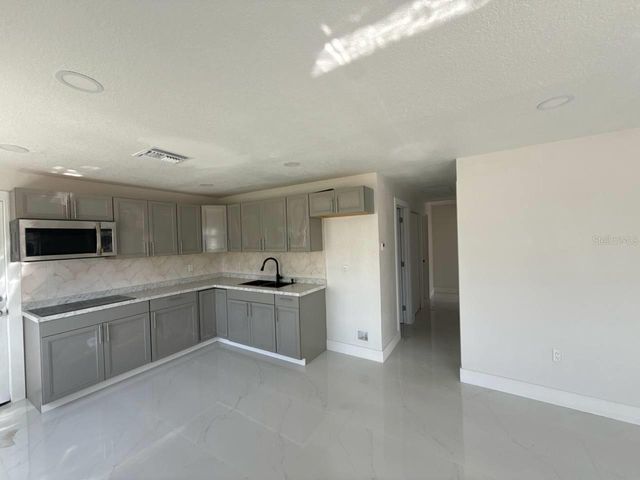 7211 N HIMES AVENUE, Tampa, FL 33614