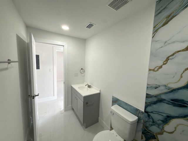 7211 N HIMES AVENUE, Tampa, FL 33614