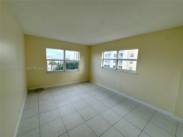 2555 NE 11th St 710, Fort Lauderdale, FL 33304