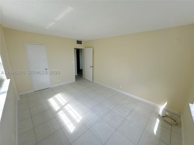 2555 NE 11th St 710, Fort Lauderdale, FL 33304