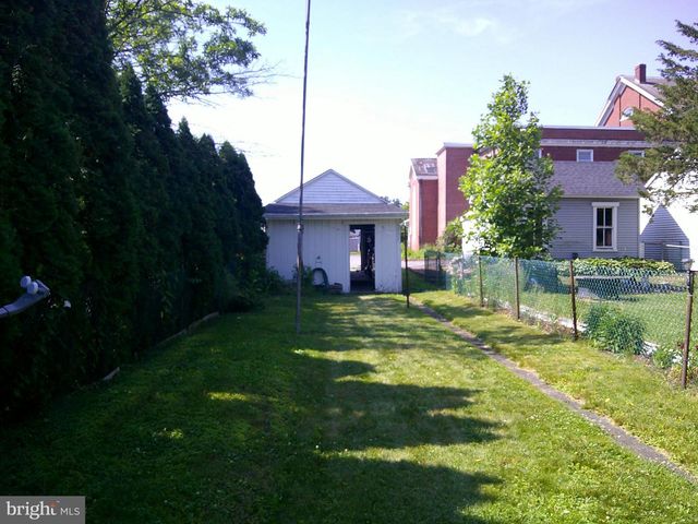 910 W BROAD ST, Quakertown, PA 18951