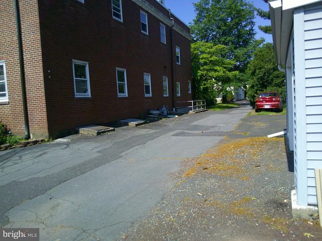910 W BROAD ST, Quakertown, PA 18951