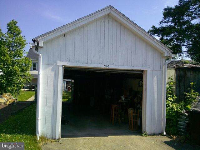 910 W BROAD ST, Quakertown, PA 18951