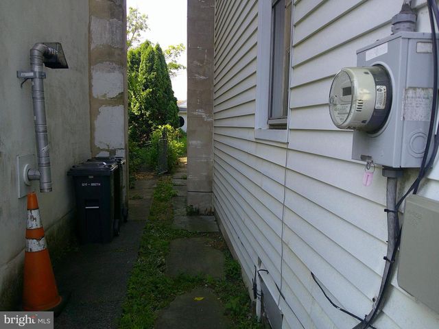 910 W BROAD ST, Quakertown, PA 18951