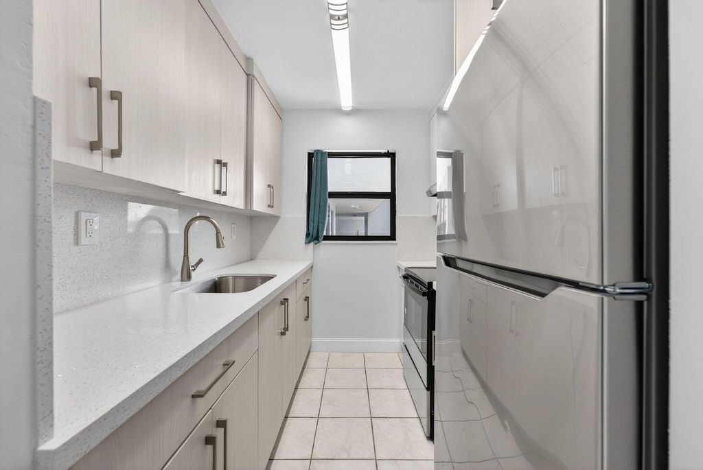 1335 W 68th Street 208, Hialeah, FL 33014