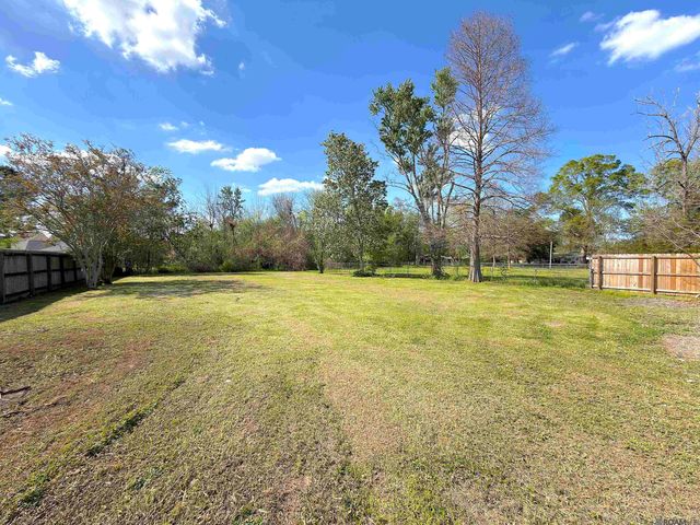5236 Floynell Dr, Saint George, LA 70809