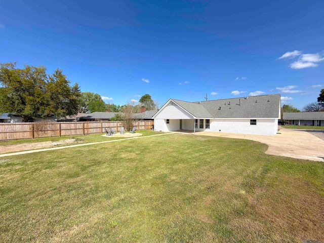 5236 Floynell Dr, Saint George, LA 70809