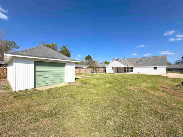 5236 Floynell Dr, Saint George, LA 70809