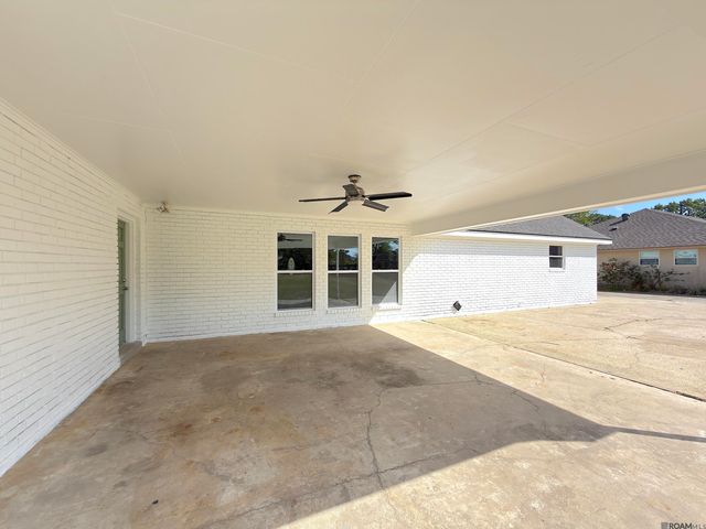 5236 Floynell Dr, Saint George, LA 70809