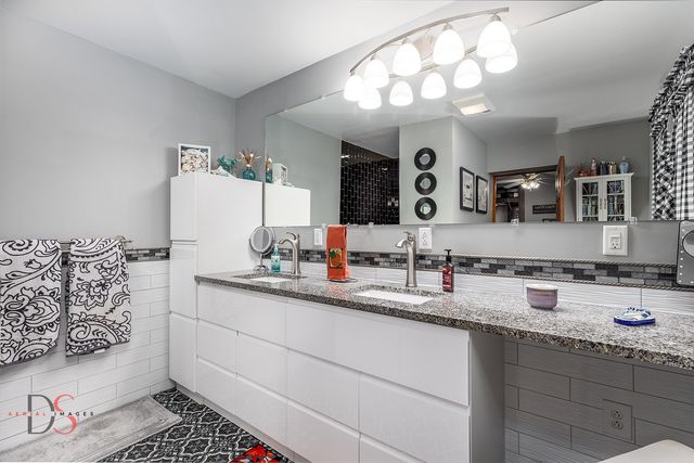 527 E Main Street, Ottawa, IL 61350