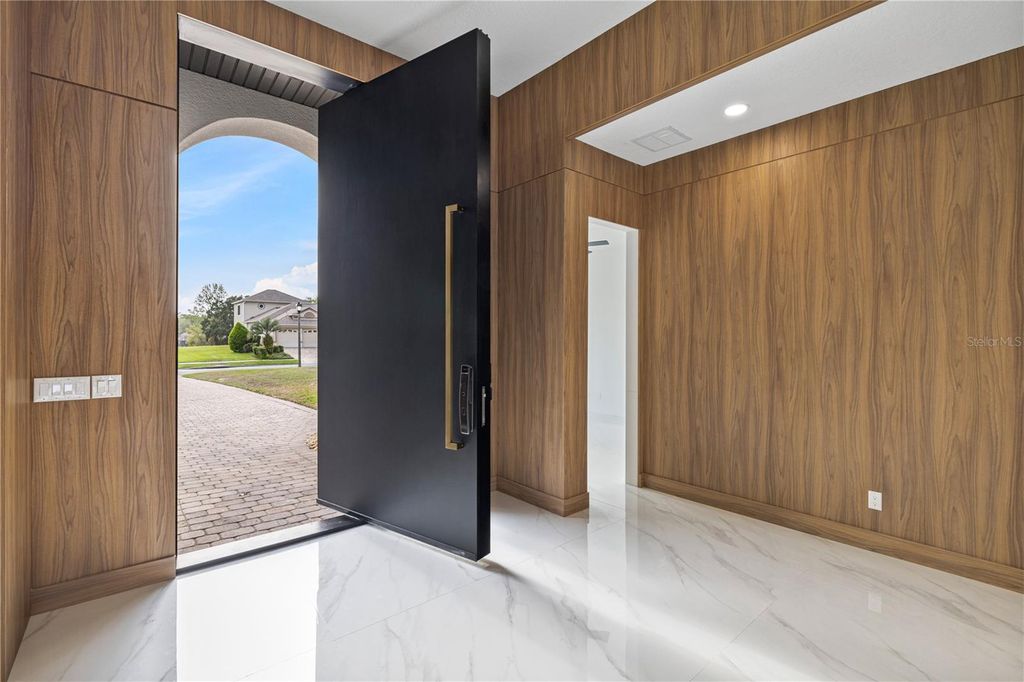 Image 15 of property listing at 812 JOHNS POINT DRIVE, Oakland, FL 34787