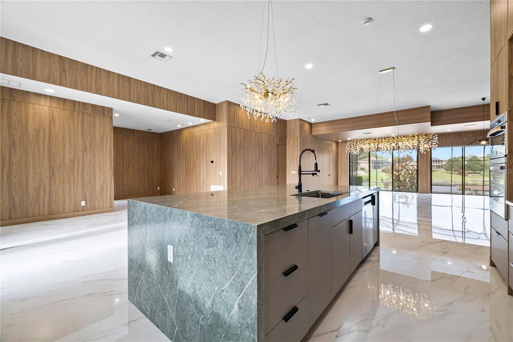 Image 18 of property listing at 812 JOHNS POINT DRIVE, Oakland, FL 34787