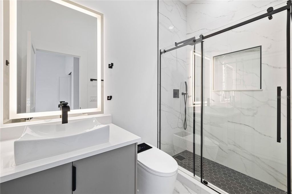 Image 29 of property listing at 812 JOHNS POINT DRIVE, Oakland, FL 34787