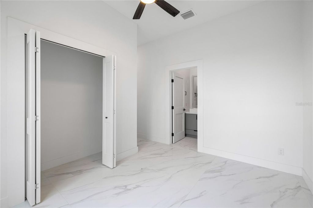 Image 35 of property listing at 812 JOHNS POINT DRIVE, Oakland, FL 34787