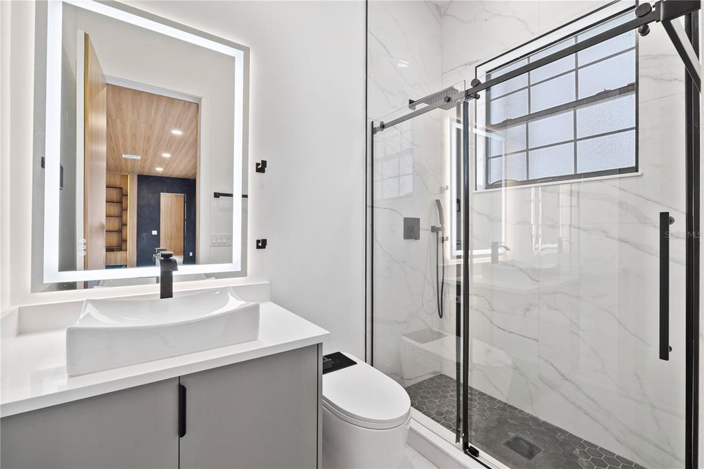 Image 37 of property listing at 812 JOHNS POINT DRIVE, Oakland, FL 34787