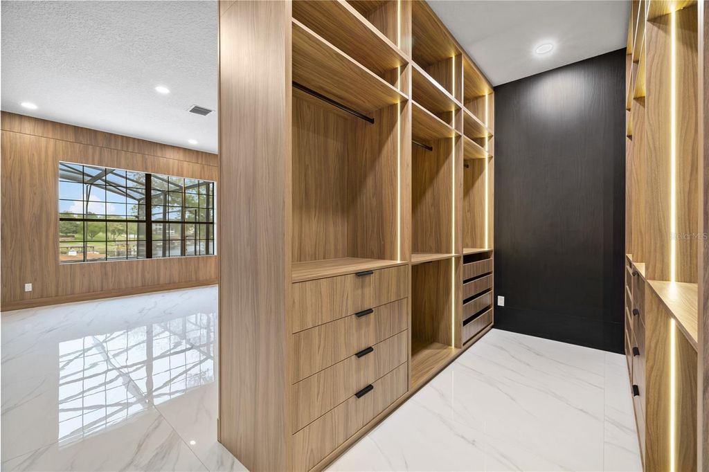 Image 41 of property listing at 812 JOHNS POINT DRIVE, Oakland, FL 34787