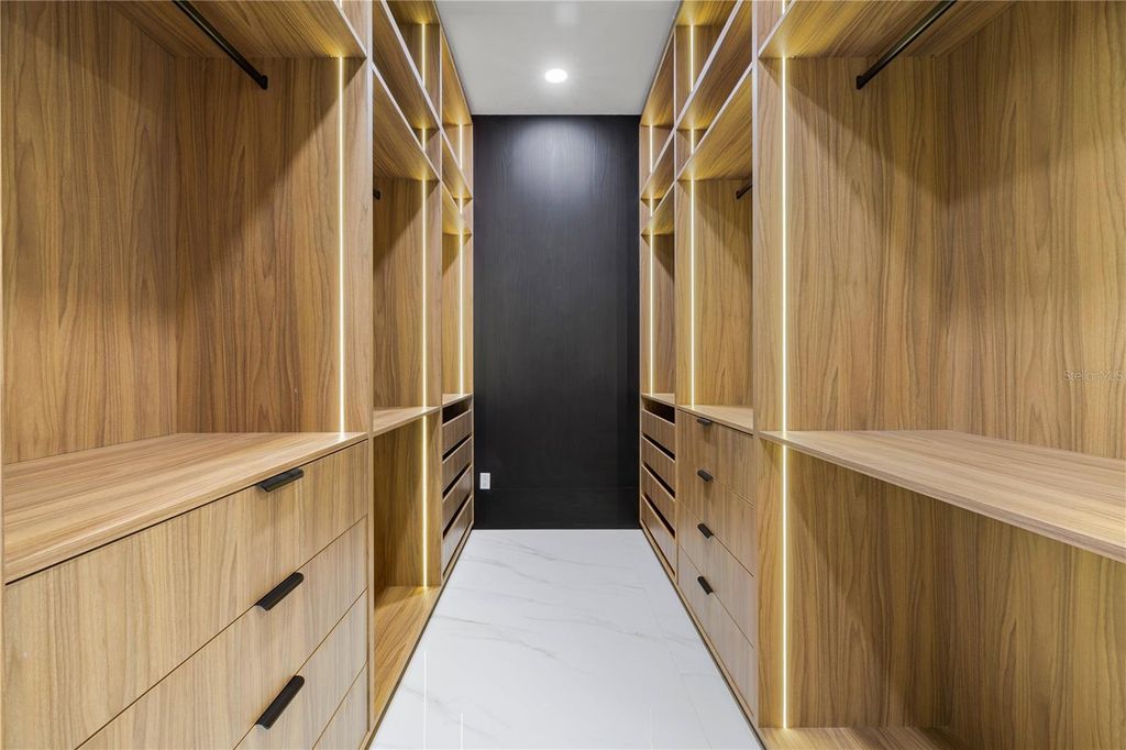 Image 42 of property listing at 812 JOHNS POINT DRIVE, Oakland, FL 34787