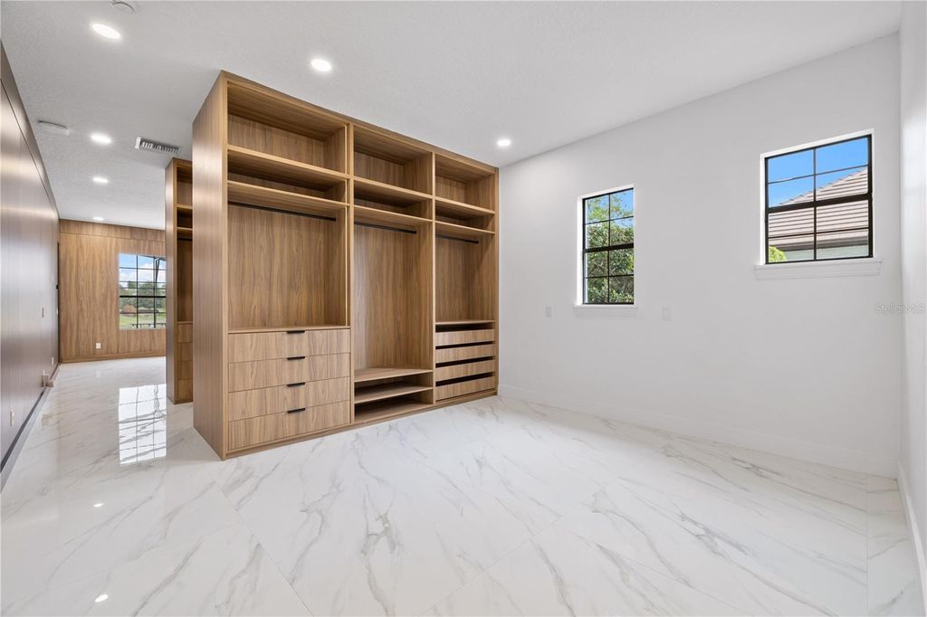 Image 43 of property listing at 812 JOHNS POINT DRIVE, Oakland, FL 34787