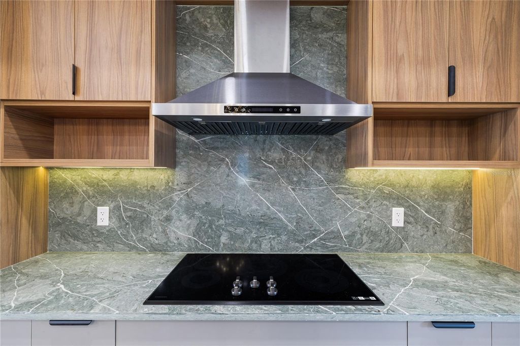 Image 6 of property listing at 812 JOHNS POINT DRIVE, Oakland, FL 34787