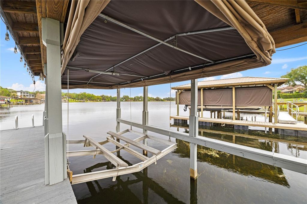 Image 10 of property listing at 812 JOHNS POINT DRIVE, Oakland, FL 34787