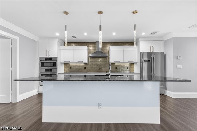 9882 Campbell CIR, Naples, FL 34109