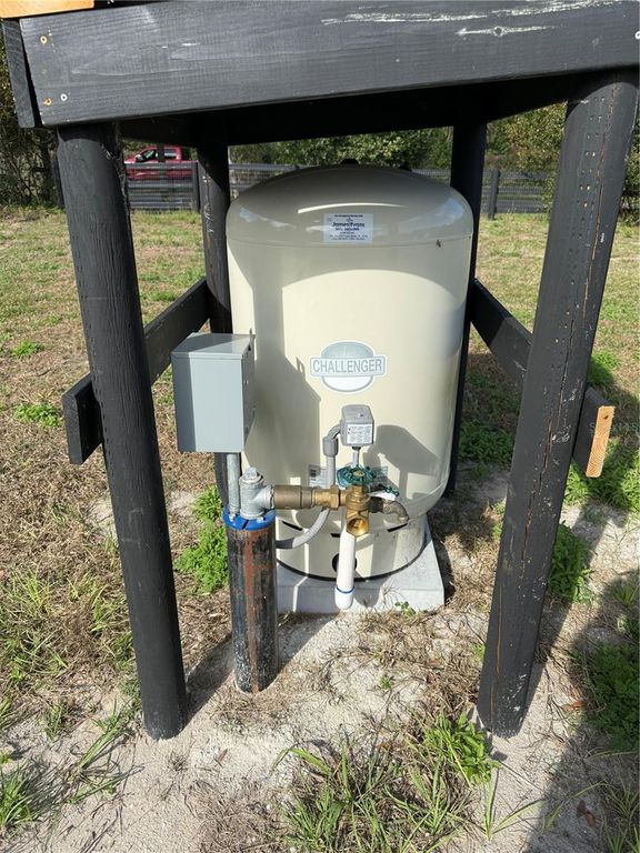 Image 4 of property listing at 1043 HAZEN ROAD, Deland, FL 32720