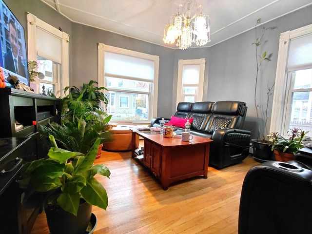 22 A St, Lowell, MA 01851