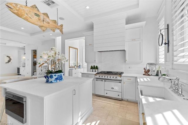 901 10th AVE S, Naples, FL 34102