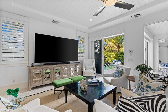 901 10th AVE S, Naples, FL 34102