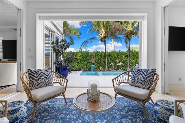 901 10th AVE S, Naples, FL 34102