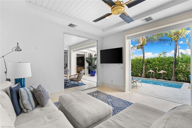 901 10th AVE S, Naples, FL 34102