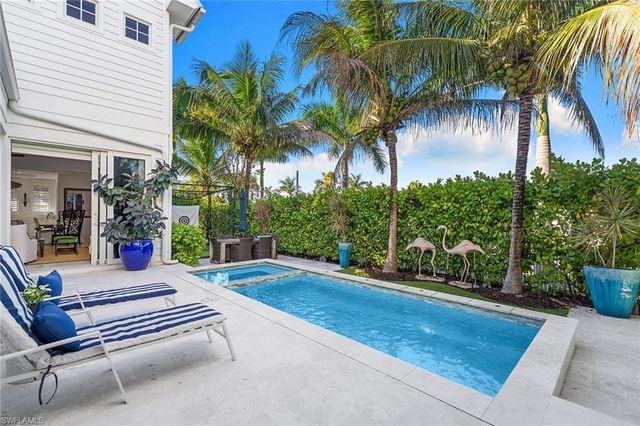 901 10th AVE S, Naples, FL 34102