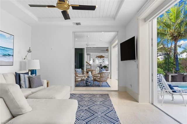 901 10th AVE S, Naples, FL 34102