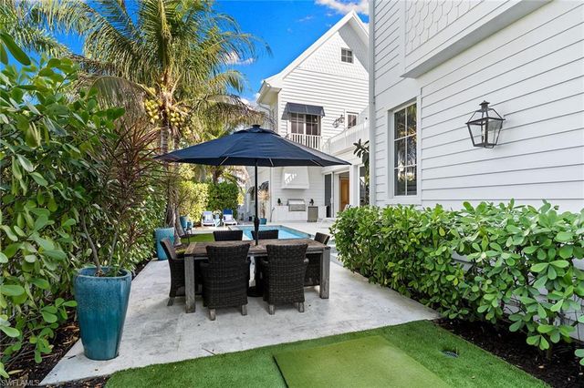 901 10th AVE S, Naples, FL 34102