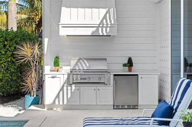 901 10th AVE S, Naples, FL 34102