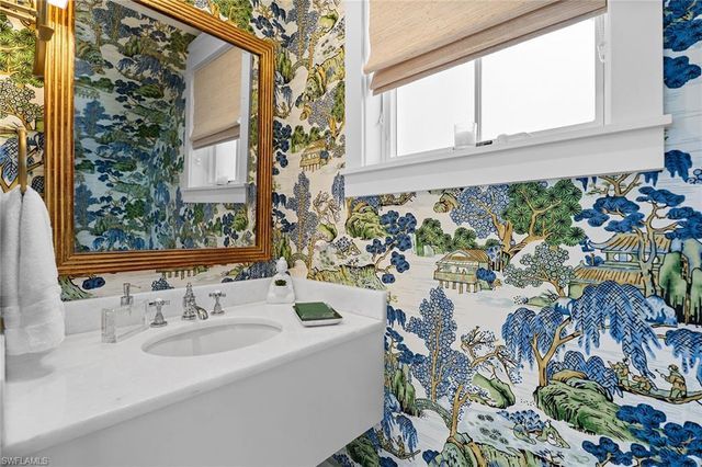 901 10th AVE S, Naples, FL 34102