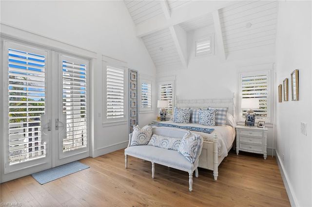 901 10th AVE S, Naples, FL 34102