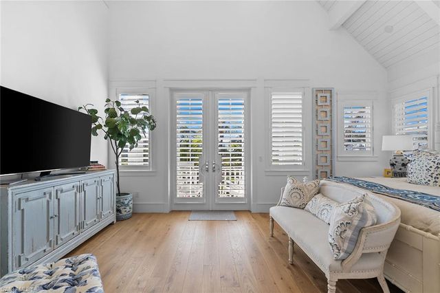 901 10th AVE S, Naples, FL 34102