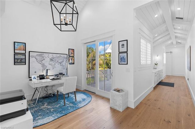 901 10th AVE S, Naples, FL 34102