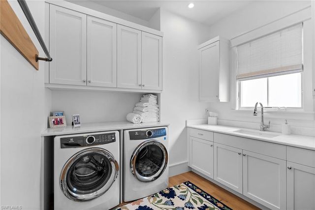 901 10th AVE S, Naples, FL 34102