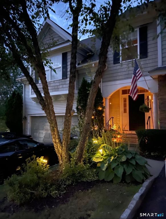 28 Woodcrest Lane 28, Danbury, CT 06810