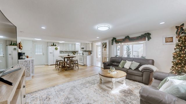 21 Lake Shore Dr, New Concord, KY 42076