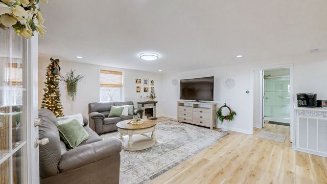 21 Lake Shore Dr, New Concord, KY 42076