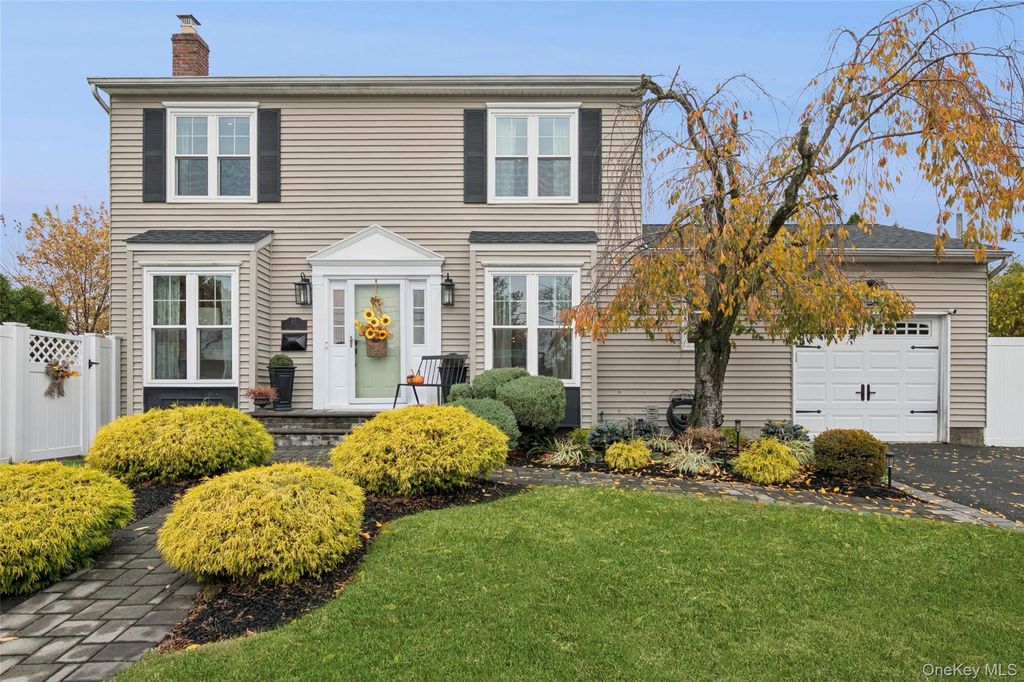 62 14th Street, Hicksville, NY 11801