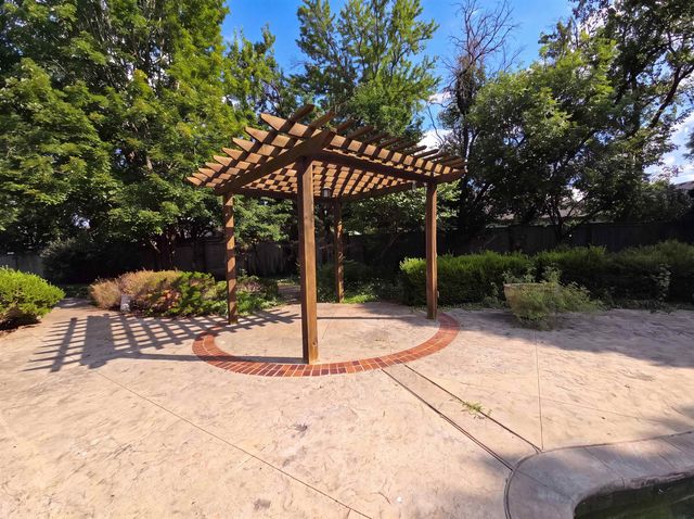 945 N Woodridge, Wichita, KS 67206